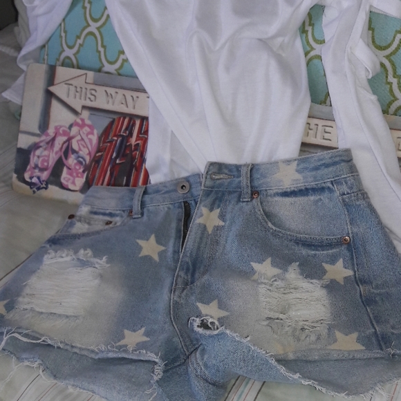 Distressed Jean Short - Picture 3 of 7